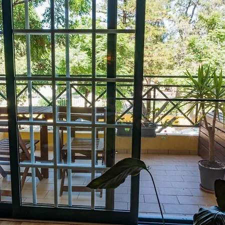 Apartment Near Alameda's Garden